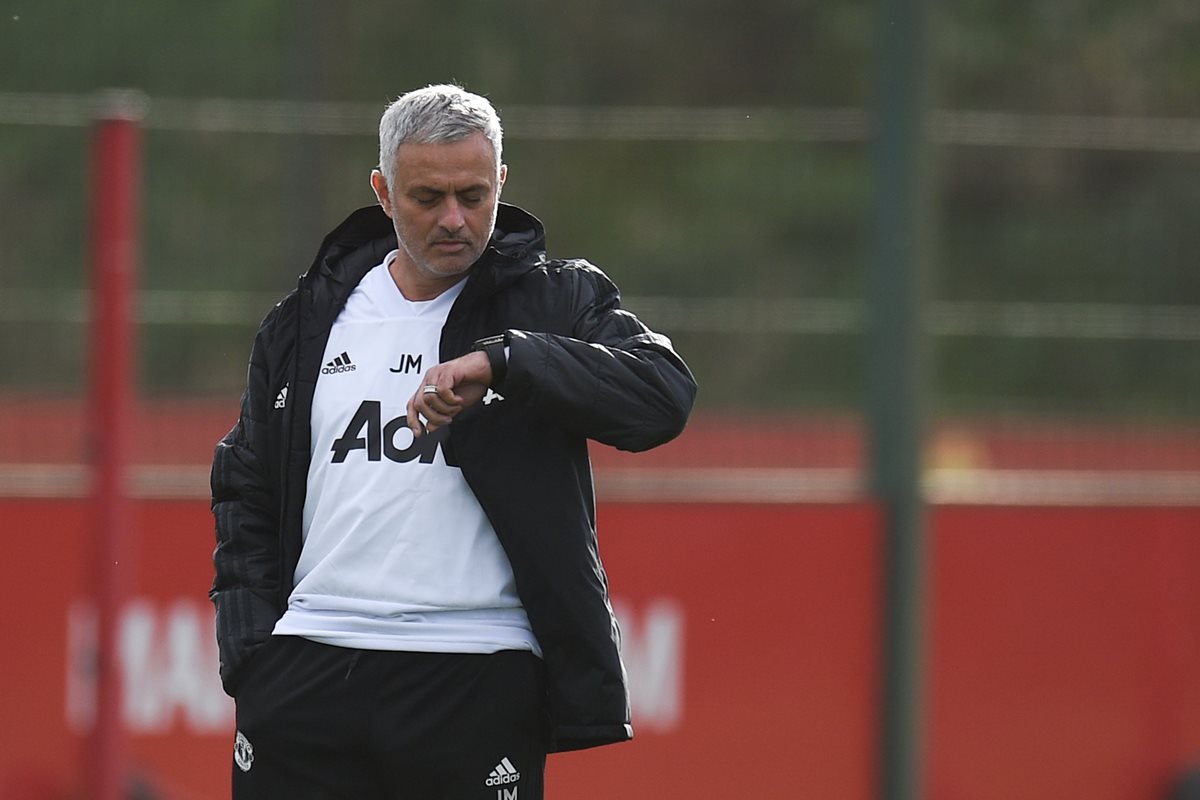 José Mourinho vive momentos difíciles con el Manchester United. (Foto Prensa Libre: AFP)