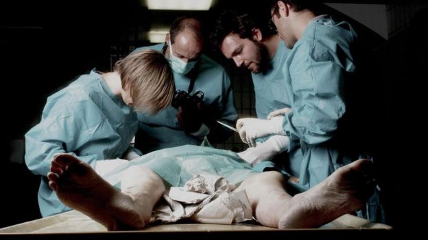 Shepherd asegura que las autopsias no son procedimientos brutales, como muchos creen. (SCIENCE PHOTO LIBRARY)