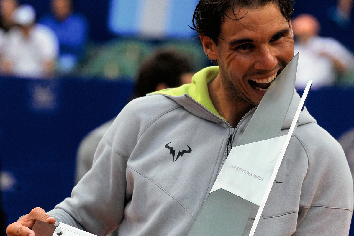 El español Rafael Nadal posa con el trofeo de campeón del ATP de Buenos Aires. (Foto Prensa Libre: EFE)