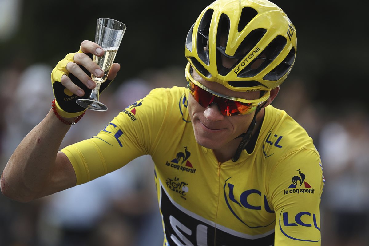 Froome festejó al cruzar la meta de la última etapa del Tour de Francia. (Foto Prensa Libre: EFE)