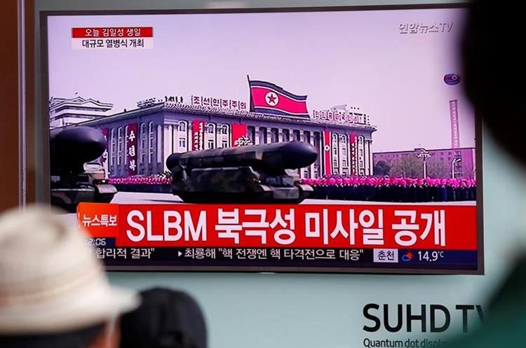 Las autoridades de Corea del Norte han presentado en la capital, Pyongyang, un misil balístico para submarinos. (Foto Prensa Libre: EFE)
