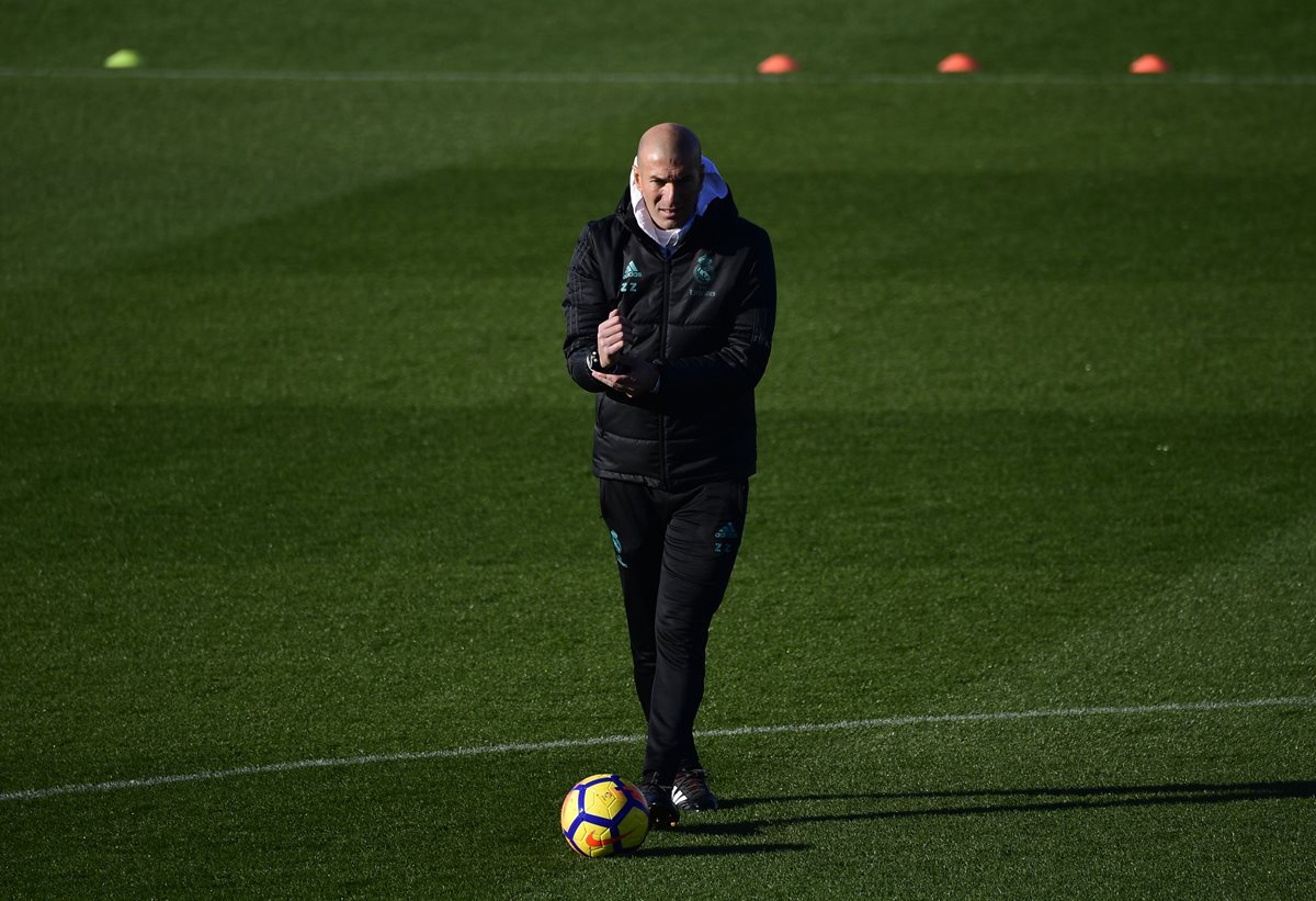 Zinedine Zidane espera que el Real Madrid recupere la constancia y se recupere en la Liga. (Foto Prensa Libre: AFP)