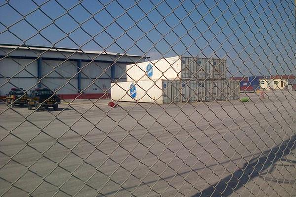 Autoridades resguardan el área donde fue decomisada la cocaína en la Portuaria Quetzal en Escuintla. (Foto Prensa Libre )<br _mce_bogus="1"/>
