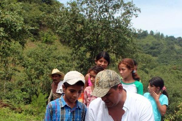 Niños participan en jornada de reforestación.