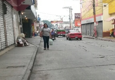 A causa de las explosiones del volcán Santiaguito, las calles de Coatepeque se encuentran llenas de ceniza. (Foto Prensa Libre: Alexánder Coyoy)