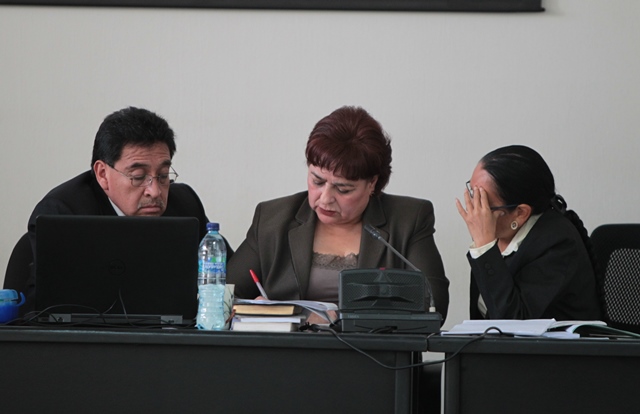Integrantes del Tribunal B de Mayor Riesgo, presidido por la jueza María Eugenia Castellanos -centro-. (Foto Prensa Libre: Hemeroteca PL)