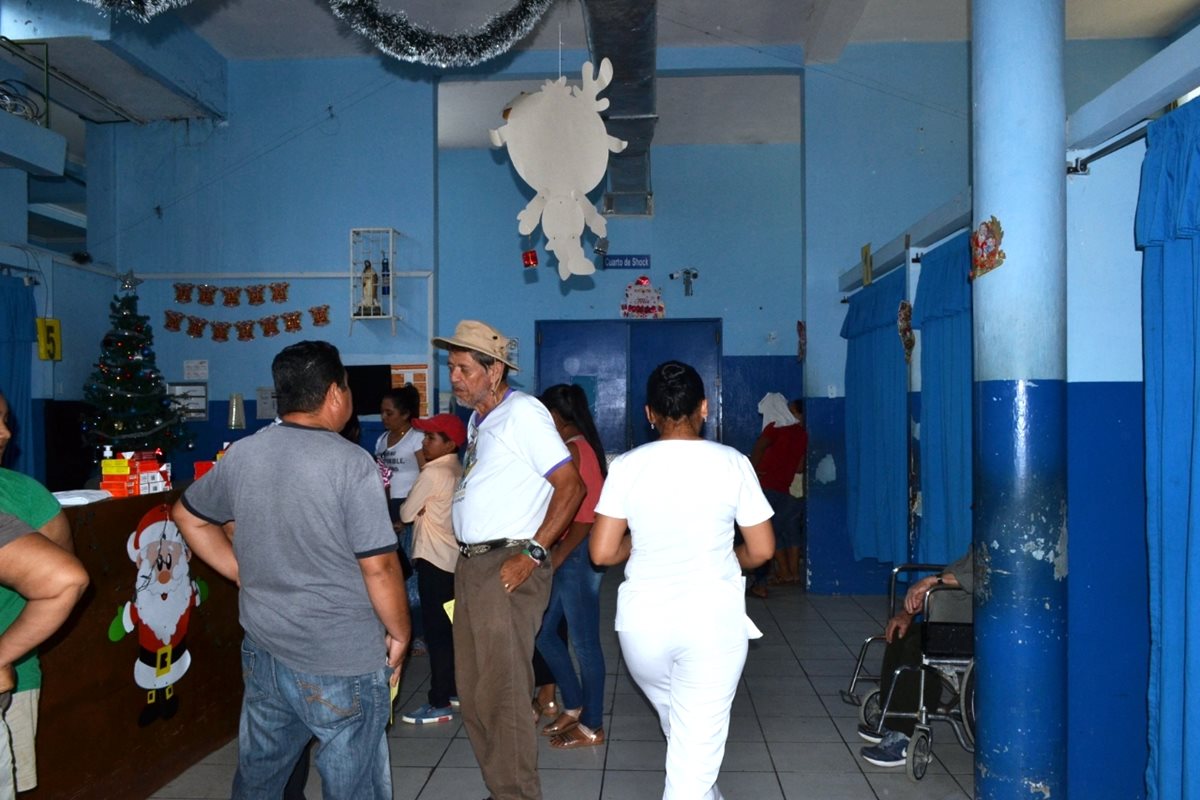 Familiares de Joaquín Ponce Juárez esperan en la morgue del Hospital Regional de Zacapa que les entreguen el cuerpo. (Foto Prensa Libre: Mario Morales)