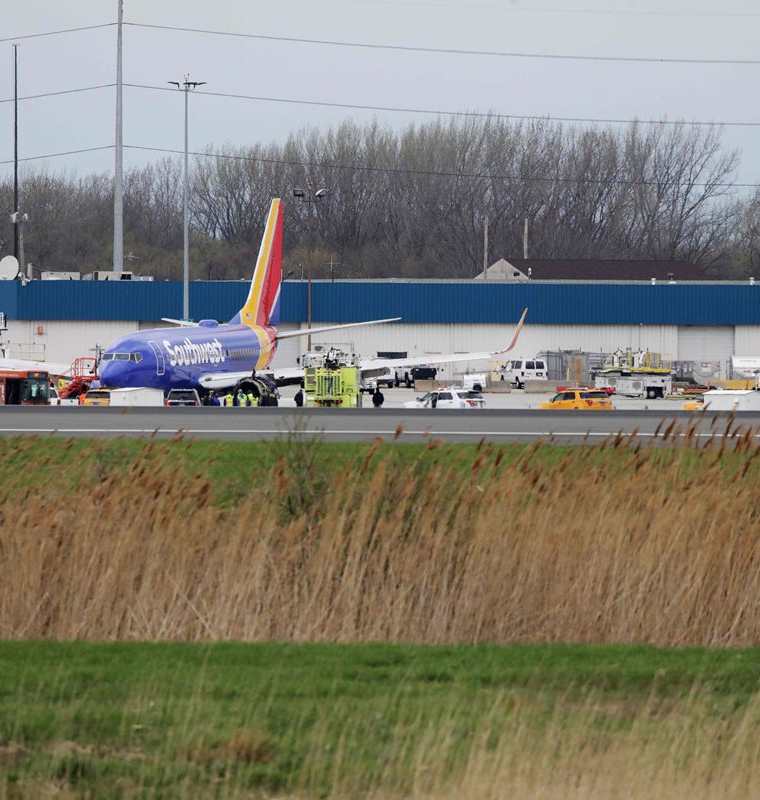Un avión de Southwest Airlines se encuentra en la pista del Aeropuerto Internacional de Filadelfia tras una falla en el motor. (AFP).