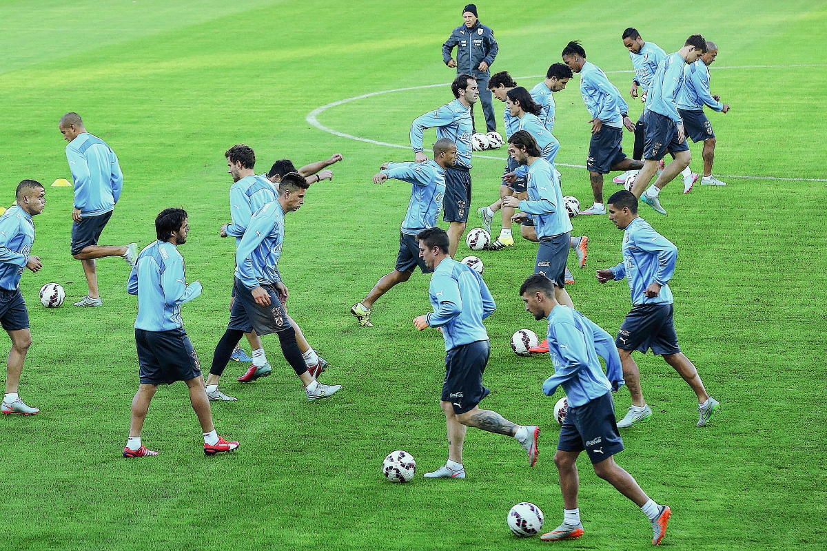 Los jugadores de Uruguay se entrenaron ayer en el estadio La Portada. (Foto Prensa Libre: AP)
