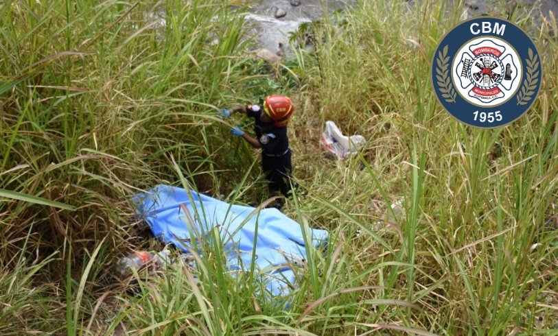 Bomberos Municipales acudieron al puente las Charcas, zona 11 capitalina, donde fue hallado el cadáver de una mujer. (Foto Prensa Libre: Bomberos Municipales)