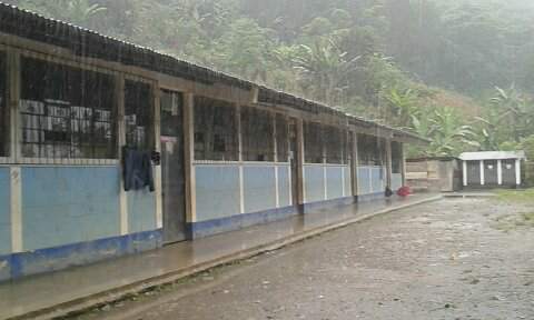La escuela de Nachuwa se ubica en un área boscosa de San Pablo Tamahú a dos kilómetros del centro urbano. (Foto Prensa Libre: Ada Wellmann)