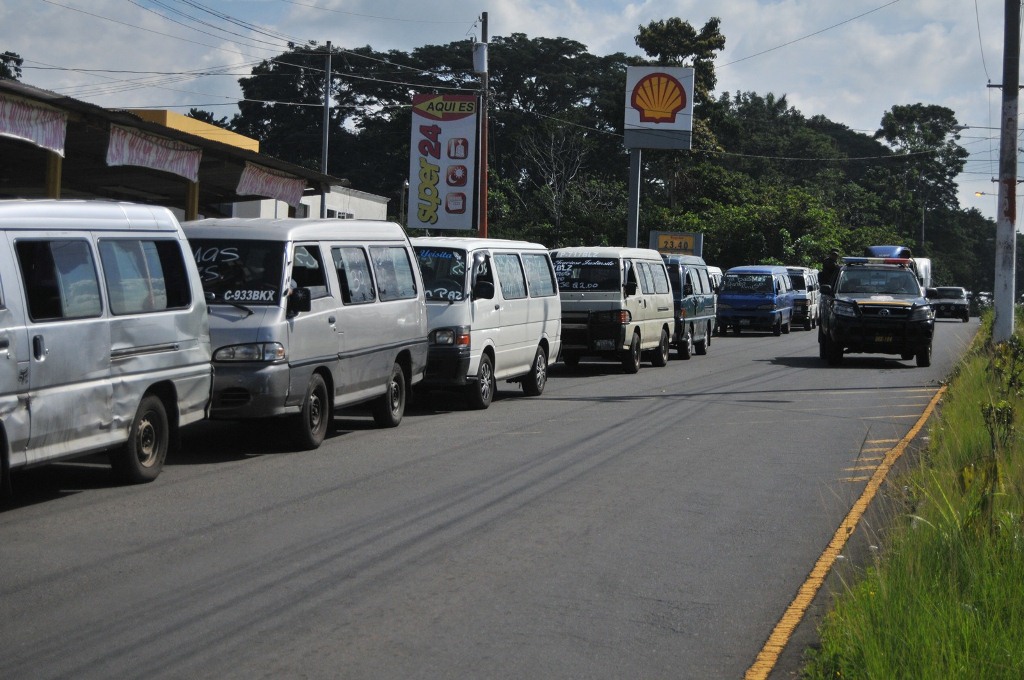 Microbuses permanecen estacionados a causa del paro de labores de pilotos, en Coatepeque, Quetzaltenango. (Foto Prensa Libre: Alexánder Coyoy)