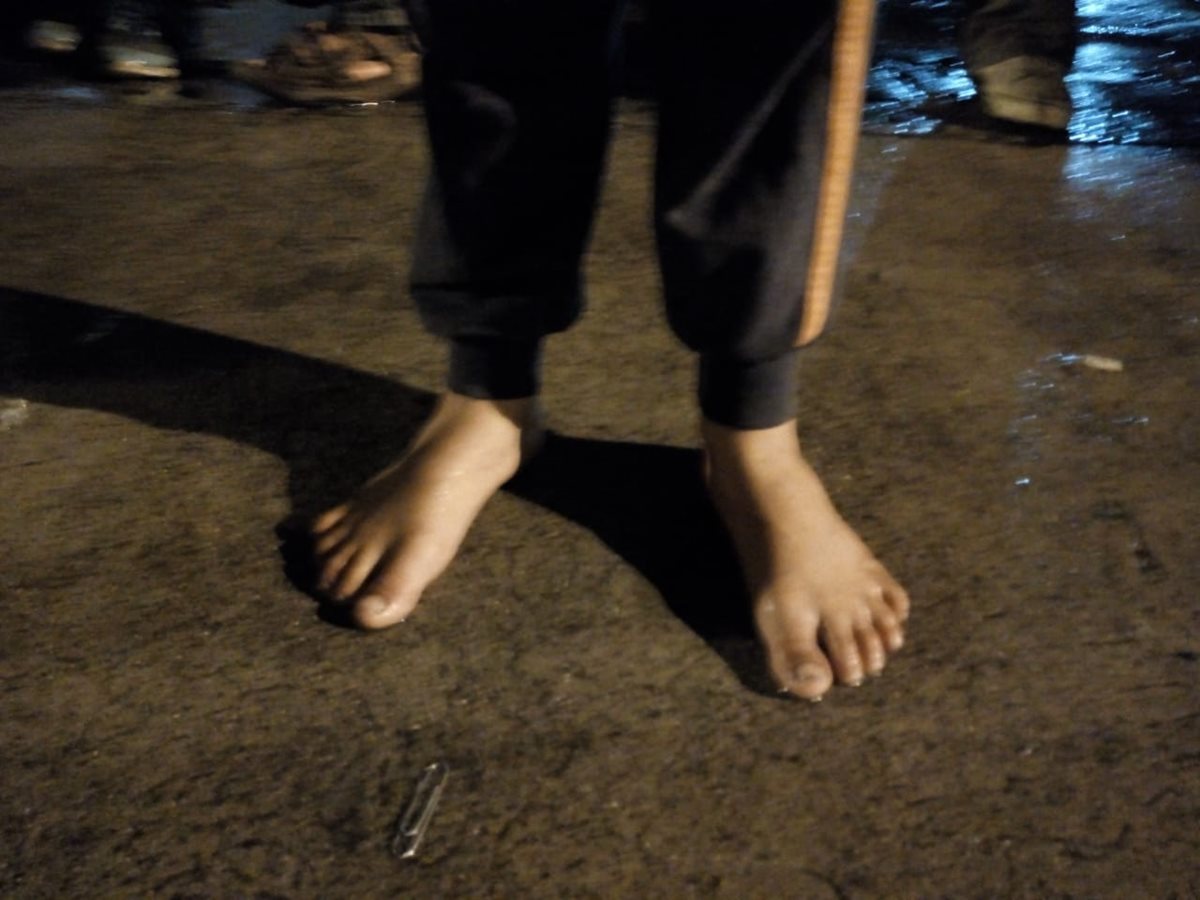 Este niño pernocta descalzo en las afueras de la Casa del Migrante. (Foto: Óscar Rivas)