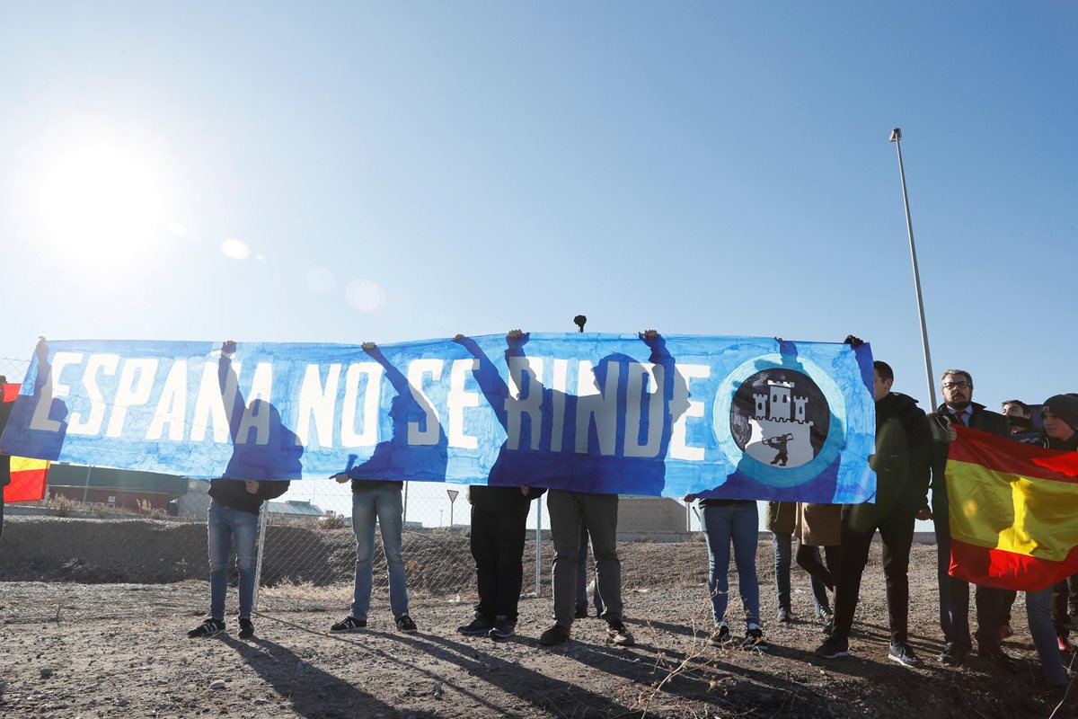 Militantes de la organización ultraderechista "Hogar Social" protestan contra la independencia de Cataluña. (Foto Prensa Libre: EFE)