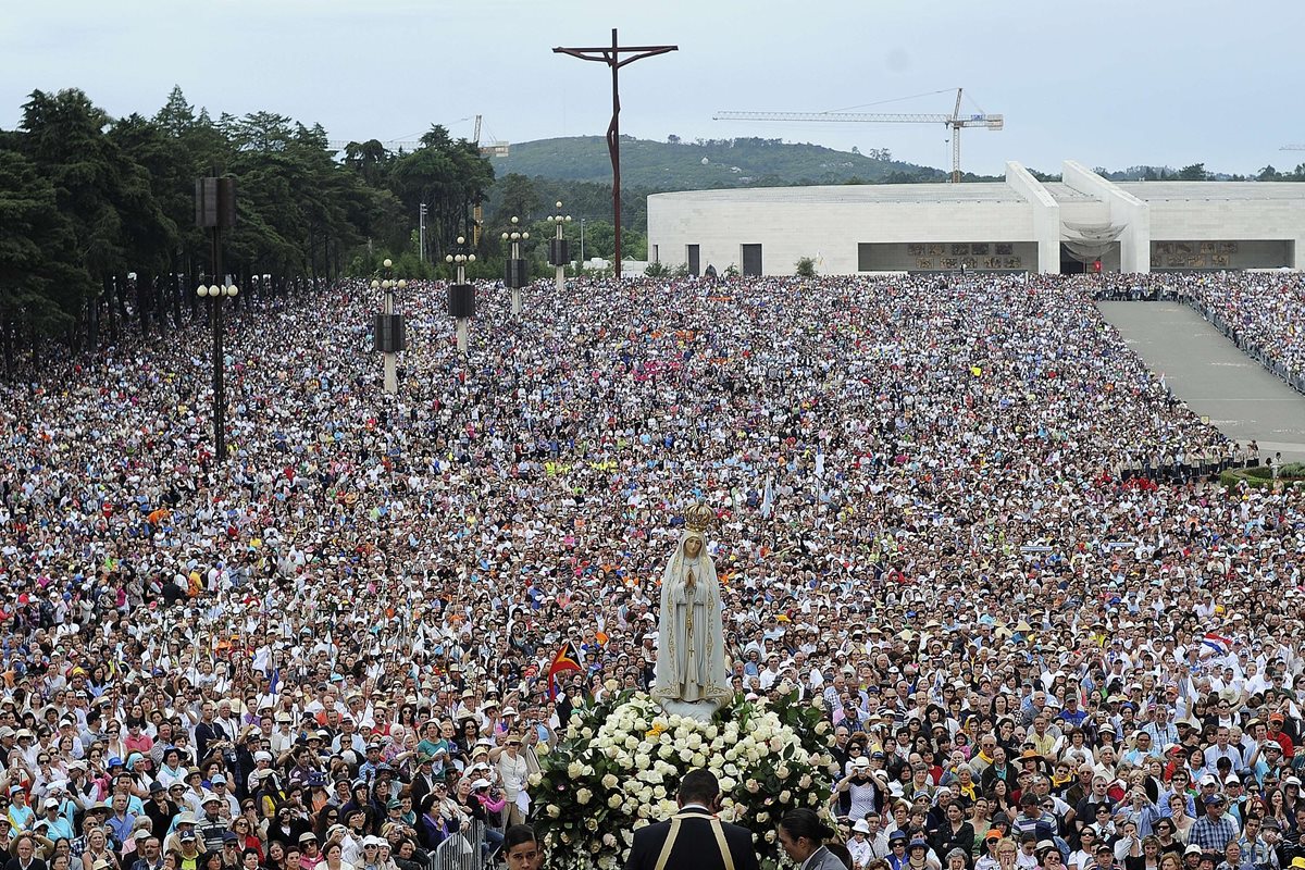 Desde el año 1917 millones de personas se congregan en la Basílica de Fátima, Portugal, para celebrar las apariciones de la Virgen. (Foto Prensa Libre: AFP)