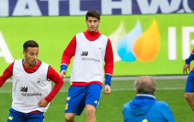Álvaro Morata, al centro, asegura que le gustaría volver a jugar en el Real Madrid. (Foto Prensa Libre: EFE).