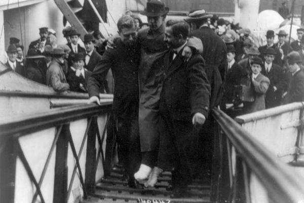 El Titanic, en menos de tres horas se hunde a la altura de Terranova: 1 mil 513 muertos, 711 sobrevivientes. (Foto Prensa Libre: AP)