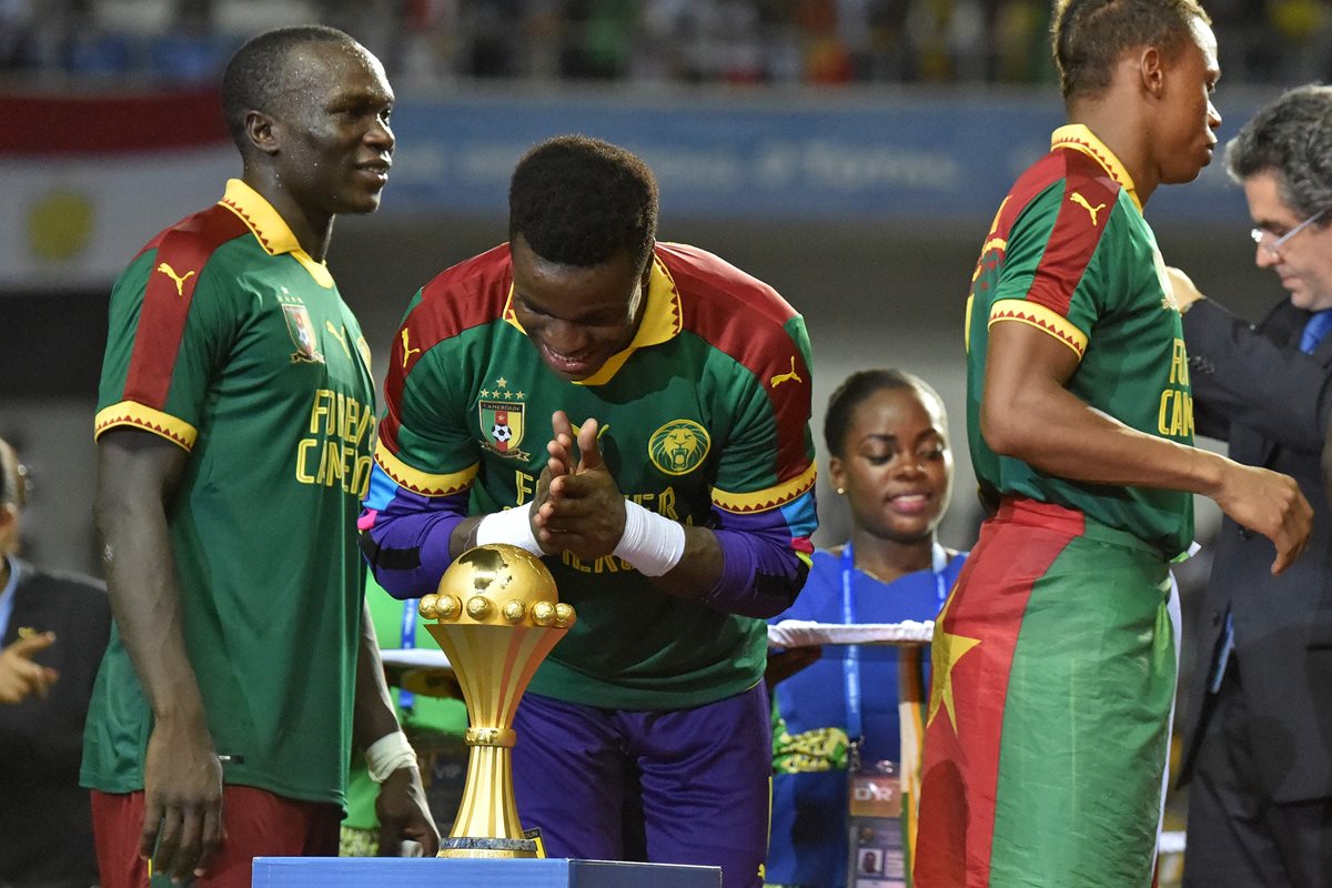 El portero Fabrice Ondoa celebra después de derrotar a Egipto en la final de la Copa de Africa. (Foto Prensa Libre: AFP)