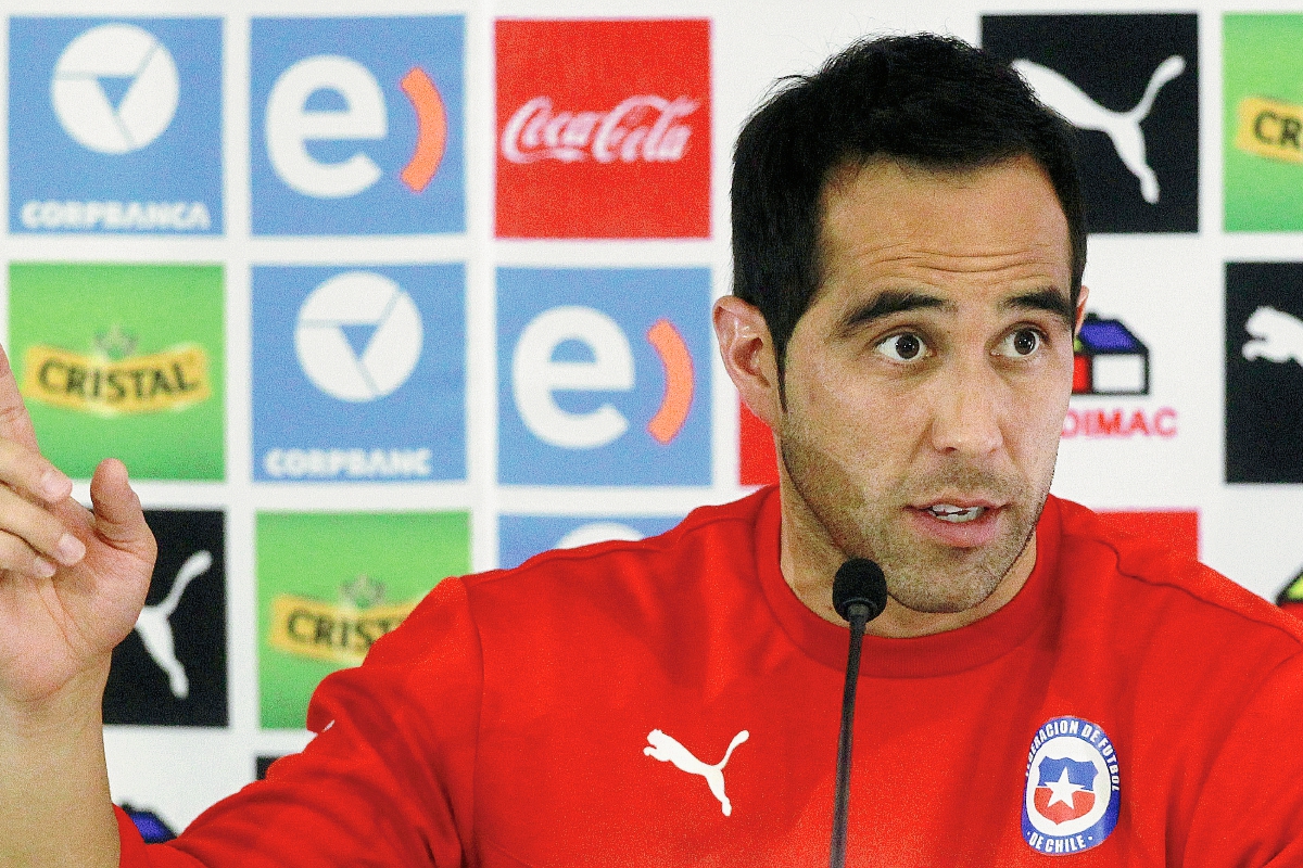 El portero de la selección de Chile, Claudio Bravo atendió a los medios en conferencia de prensa. (Foto Prensa Libre: AFP)