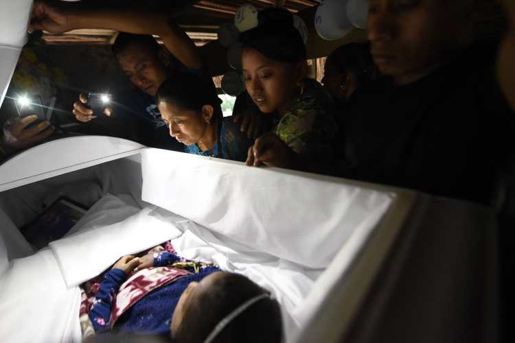 En un ataúd blanco fue repatriado el cuerpo de la niña Jakelin Caal, muerta hace dos semanas en un hospital de Estados Unidos bajo custodia después de cruzar la frontera con su padre.