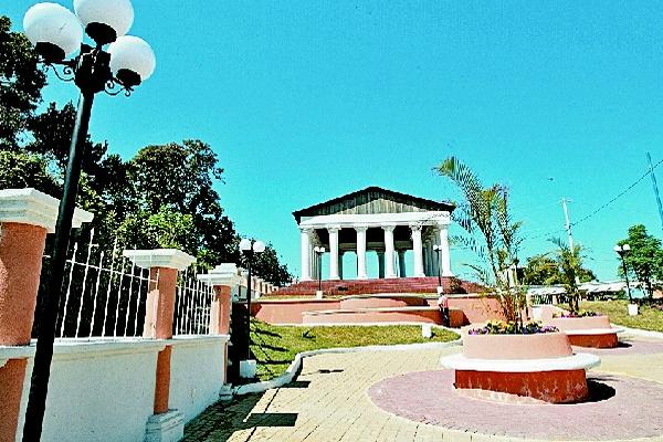 Foto del complejo, antes de que se robaran lámparas, cables eléctricos y rejas.