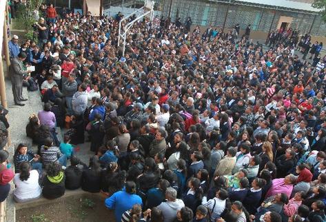 Varias personas se reunen en el INCA con autoridades del centro de estudios, Ministerio de gobernación y Mineduc (Foto Prensa Libre: E. Paredes)