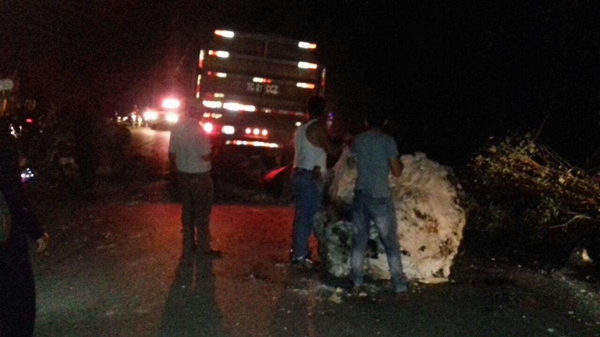 Derrumbe en el kilómetro 368 de la ruta a Petén dificulta el paso de San Luis a Río Dulce, Izabal. (Foto Prensa Libre: Conred)