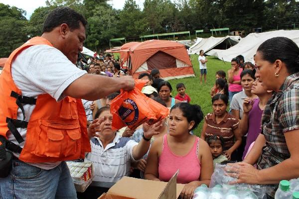 mil 959 personas afectadas por los sismos en Cuilapa, Santa Rosa, pernoctan en albergues temporales instalados por la Conred y otros improvisados por pobladores organizados.