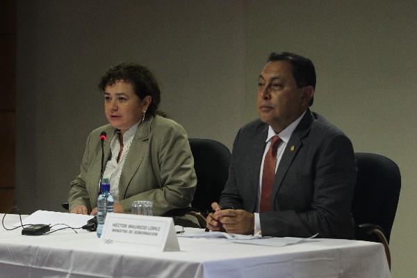 Fiscal general, Claudia Paz y Paz, junto al ministro de gobernación, Mauricio López Bonilla, en conferencia de prensa donde se explicó la desarticulación de la banda criminal (Foto Prensa Libre: E. Ávila)<br _mce_bogus="1"/>