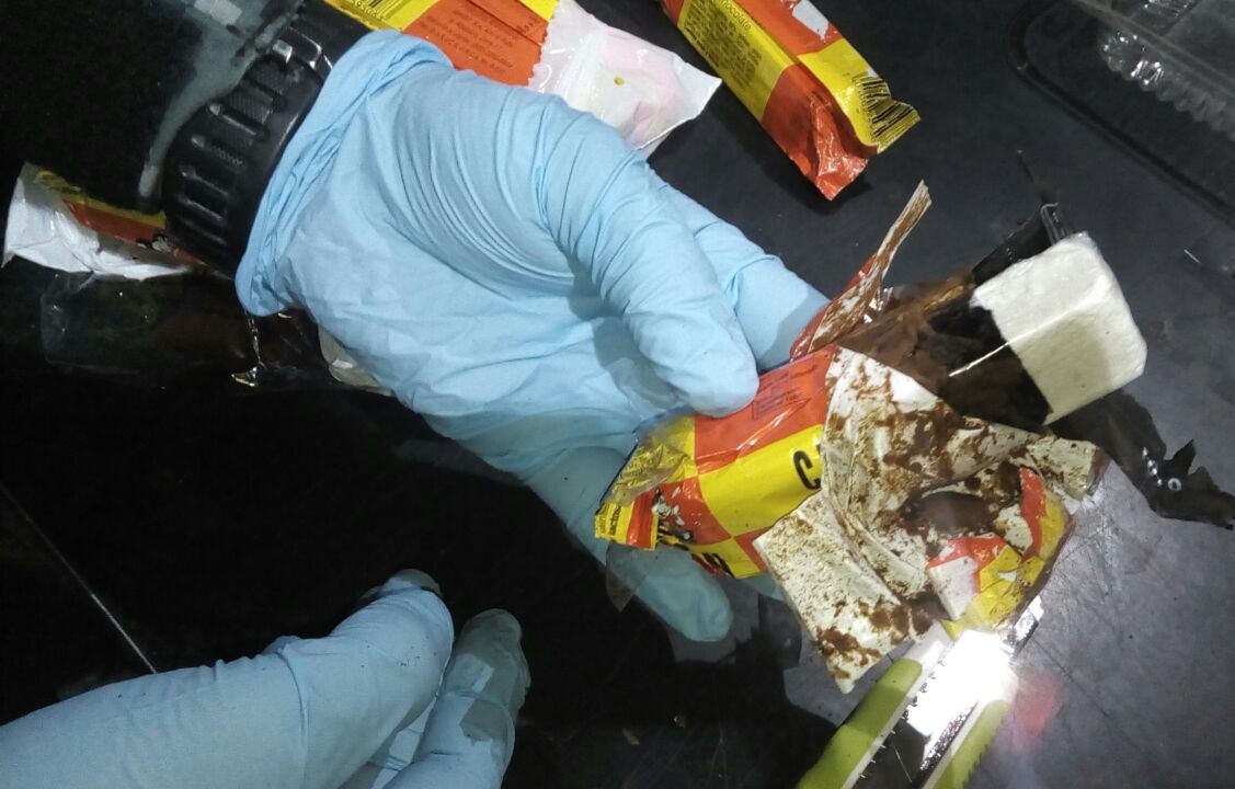 Agentes antinarcóticos de la PNC efectúan pruebas a narcóticos hallados en el Aeropuerto Internacional La Aurora. (Foto Prensa Libre: PNC)