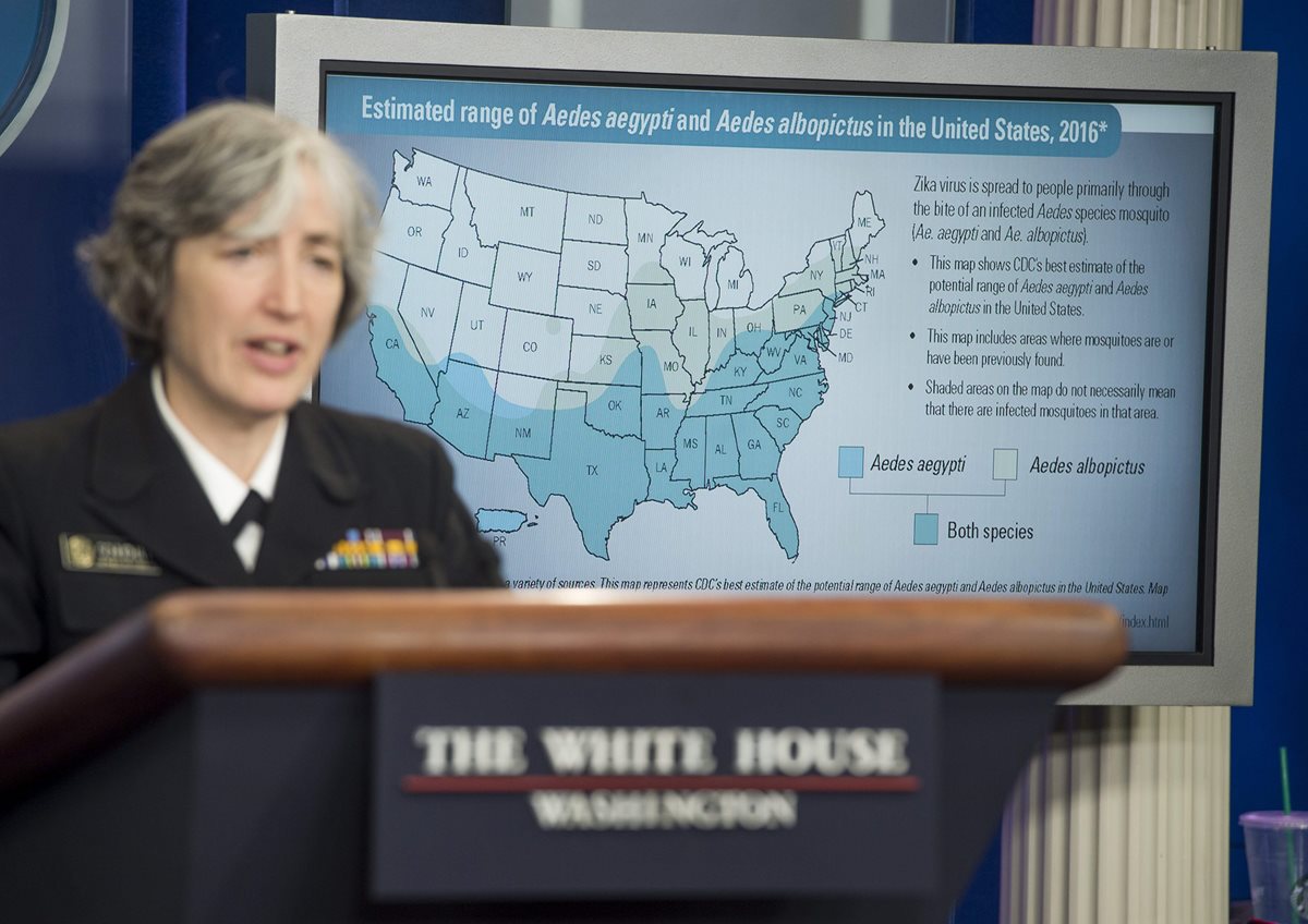 La doctora Anne Schuchat, durante la conferencia de prensa ofrecida en la Casa Blanca. (Foto Prensa Libre: AFP).