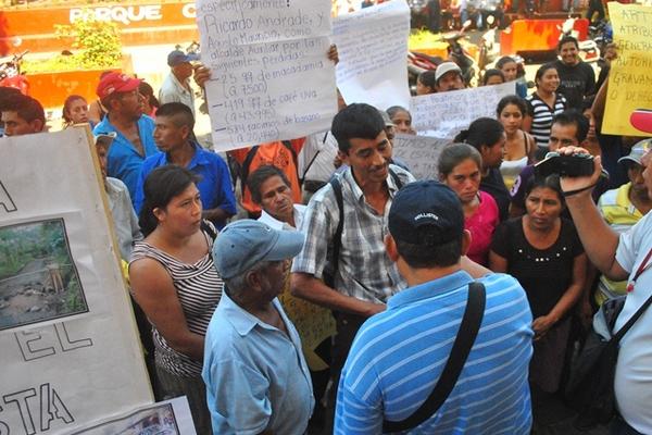Un grupo de vecinos de Salvador Xolhuitz, Nuevo San Carlos, protesta frente a Gobernación Departamental, en la cabecera. (Foto Prensa Libre: Jorge Tizol)