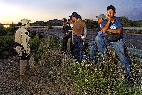 Migrantes cruzan la frontera rumbo a  EE. UU.