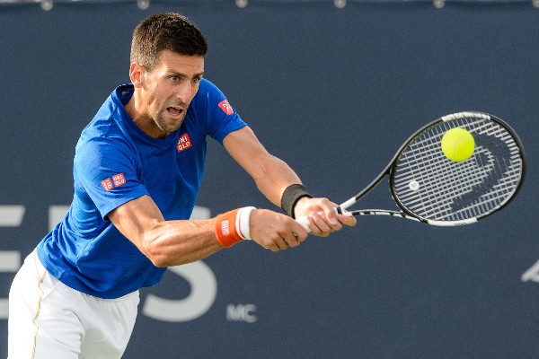 El serbio Novak Djokovic en plena acción durante su partido de este miércoles. (Foto Prensa Libre: AFP)