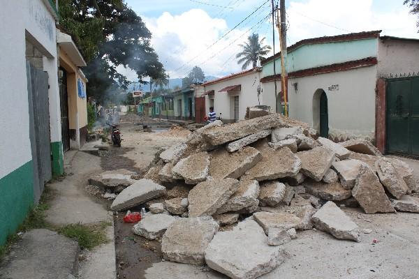 Para  corregir la fuga de agua se levantaron 12 planchas de concreto hidráulico.