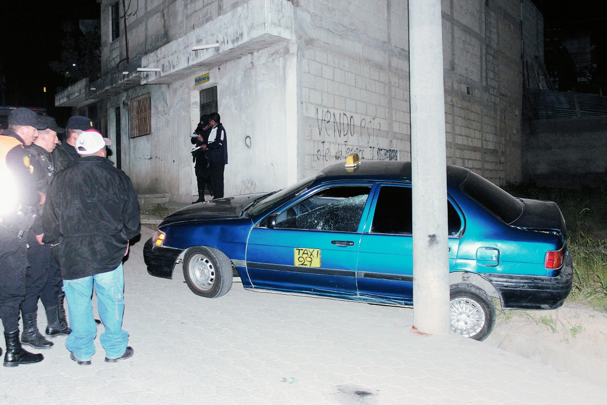 El Taxi  que  conducía Pedro Chojolán se salió de la cinta asfáltica luego de que desconocidos lo mataran a balazos, en la zona 8 de Xelajú. (Foto Prensa Libre: Carlos Ventura)
