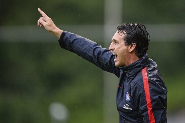 El entrenador español del Paris Saint Germain, Unai Emery durante un amistoso contra el West Bromwich (Foto Prensa Libre: EFE)