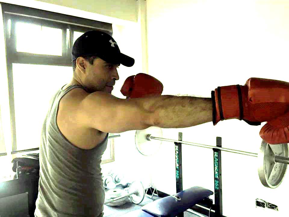 El alcalde de Mixco, Neto Bran, practica boxeo y publica imágenes de la sesión de ejercicios en su cuenta de Facebook. (Foto Prensa Libre: Facebook)