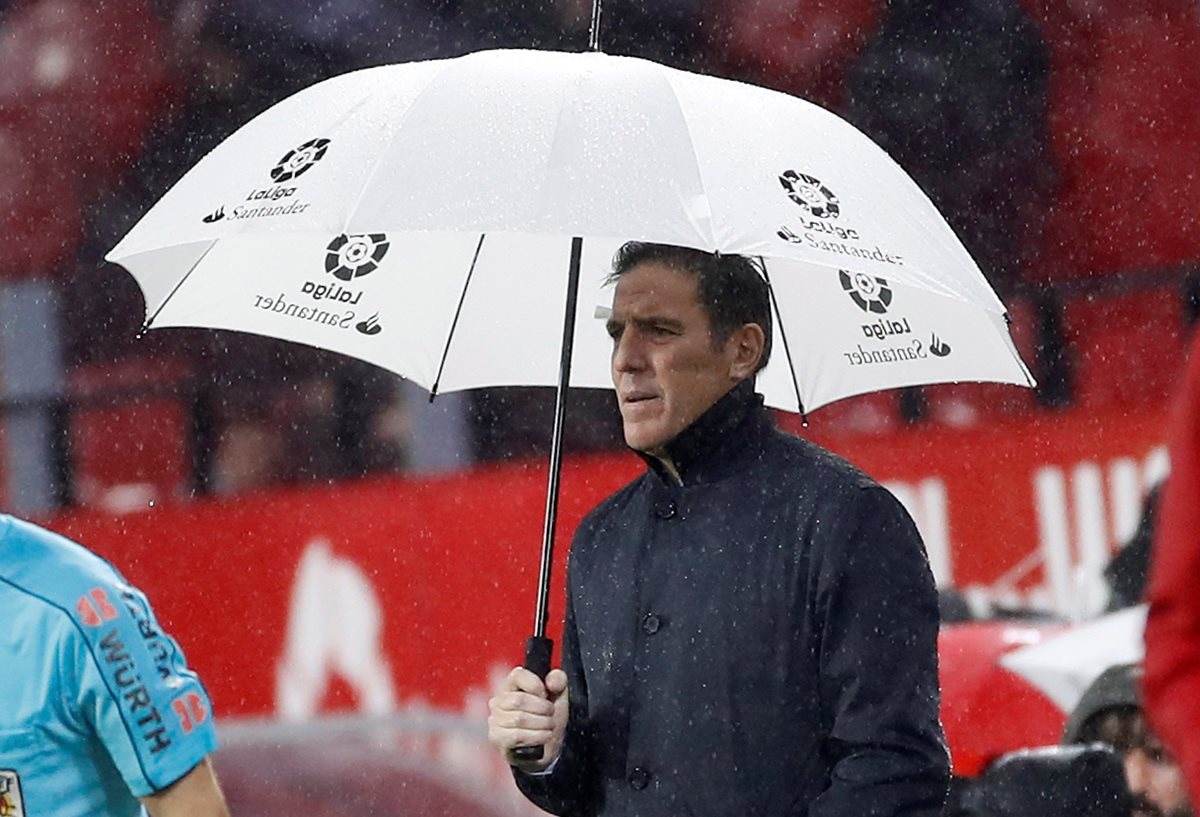 Eduardo Berizzo volvió a dirigir al Sevilla, luego de ser operado de un cáncer de próstata. (Foto Prensa Libre: EFE)