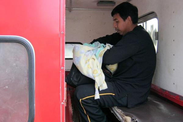 Bomberos trasladaron a la bebé al hospital local. (Foto Prensa Libre: Eduardo Sam)<br _mce_bogus="1"/>