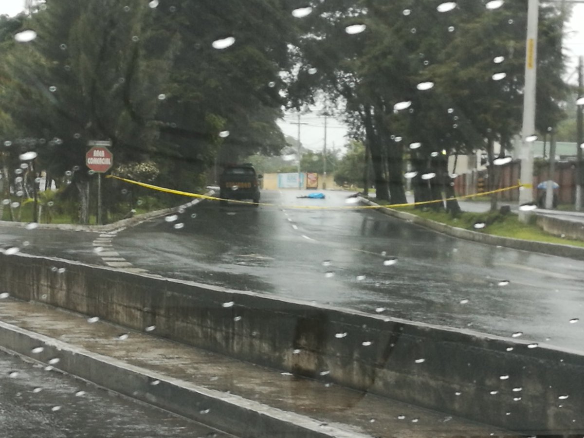 Persona murió atropellada en la 17 avenida de la zona 11, cerca de un reconocido centro comercial. (Foto Prensa Libre: @mdardon74)