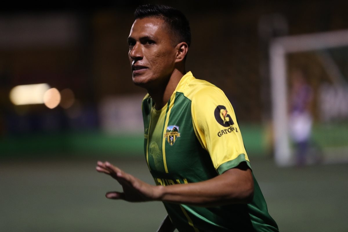 Gerson Tinoco celebra después de haber anotado el 1-0 para los petapenses. (Foto Prensa Libre: Edwin Fajardo)