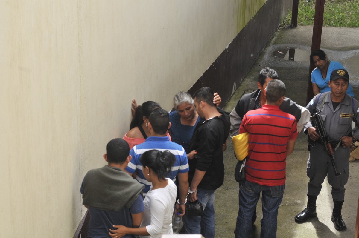 Los sindicados son custodiados por agentes del Sistema Penitenciario, mientras conversan con familiares en juzgado de Cuilapa, Santa Rosa. (Foto Prensa Libre: Oswaldo Cardona)