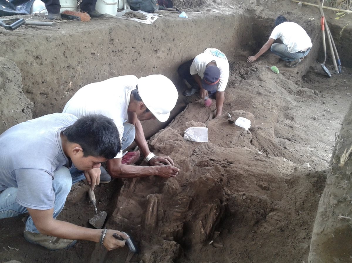 Personal de Trecsa trabajan en el montículo mortuorio que fue hallado en el sitio arqueológico Reynosa, La Democracia, Escuintla. (Foto Prensa Libre: Cortesía Trecsa)