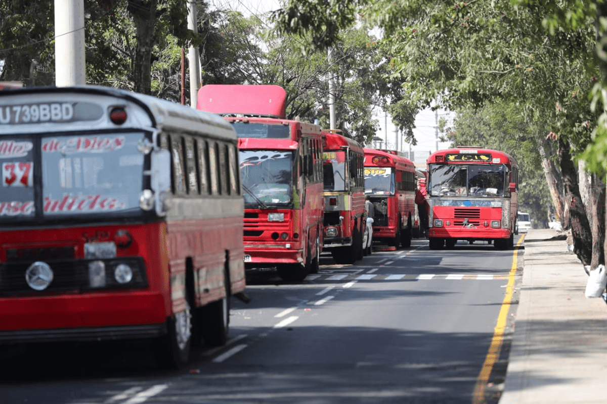 Pilotos dejaron los buses parqueados a lo largo de la calle principal de la colonia El Granizo. (Foto Prensa Libre: Érick Ávila)