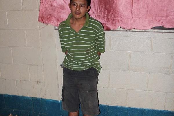 Detienen a un hombre que llevaba decenas de zapatos que había robado de un negocio en el Metamercado de Coatepeque. (Foto Prensa Libre: Alexander Coyoy)<br _mce_bogus="1"/>