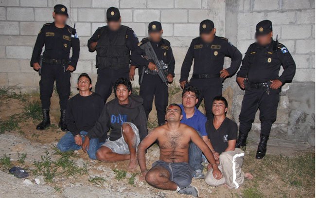 Cinco integrantes de la Mara Salvatrucha fueron capturados en Villa Nueva. (Foto Prensa Libre: Cortesía PNC)