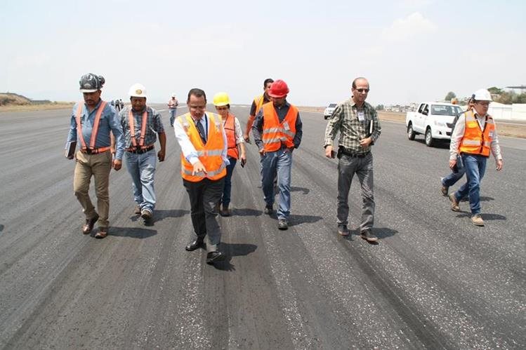 En junio empezarán los trabajos para la reparación de la pista del Aeropuerto Internacional la Aurora. (Foto Prensa Libre: Hemeroteca PL)
