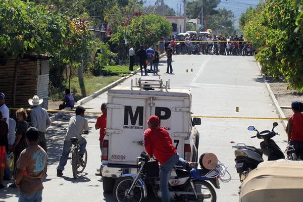 Peritos del Ministerio Público examinan la escena del crimen, donde perdió la vida el expresidiario Alfonso Mateo Hernández Hernández, de 41 años. (Foto Prensa Libre: Hugo Oliva)