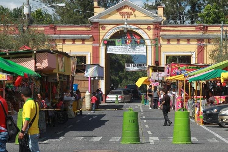 En la avenida del Cementerio, zona 3, la Municipalidad de Guatemala ubicará ventas y se usará como paso peatonal hacia el camposanto. (Foto Hemeroteca PL)